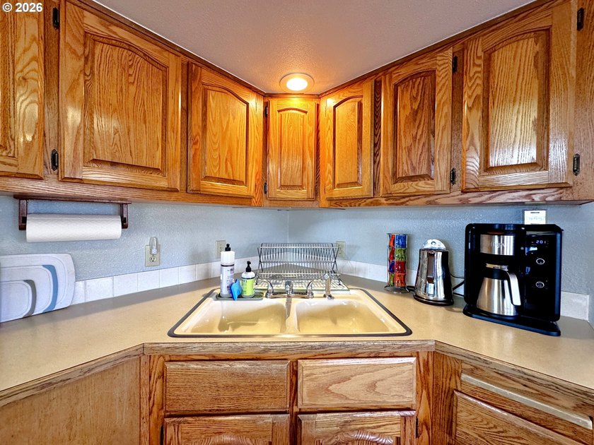 Turnkey Ocean View Cabin - Updated, Income-Producing &amp; Steps to - photo 18