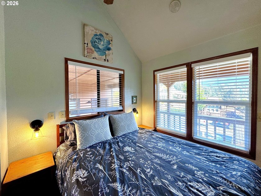 Turnkey Ocean View Cabin - Updated, Income-Producing &amp; Steps to - photo 24
