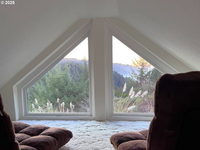 Turnkey Ocean View Cabin - Updated, Income-Producing &amp; Steps to - photo 30