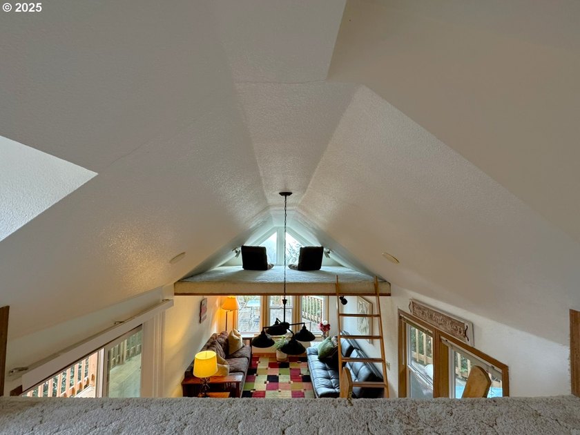 Turnkey Ocean View Cabin - Updated, Income-Producing &amp; Steps to - photo 33