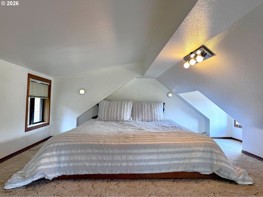 Turnkey Ocean View Cabin - Updated, Income-Producing &amp; Steps to - photo 34