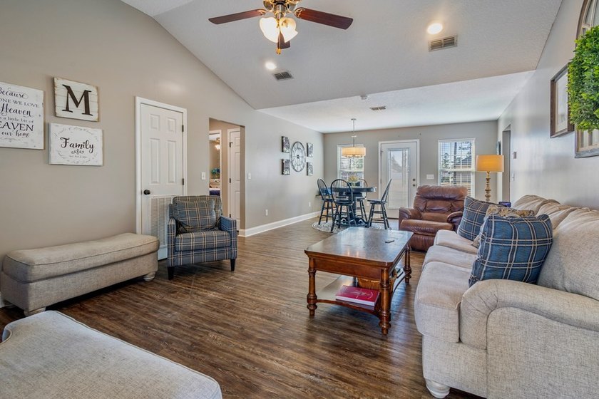 Move-in ready home located in the highly sought-after Baymeadows - photo 8