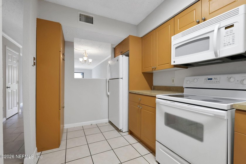 Welcome to easy living in a scenic riverside setting. This - photo 12