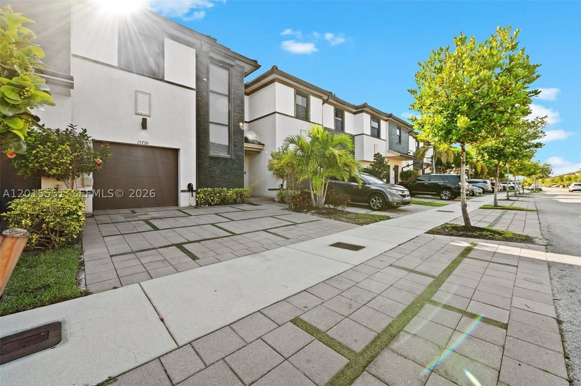 Discover this exquisite 3-bedroom, 2.5-bathroom residence - photo 4