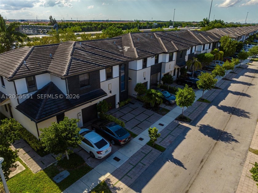 Discover this exquisite 3-bedroom, 2.5-bathroom residence - photo 5