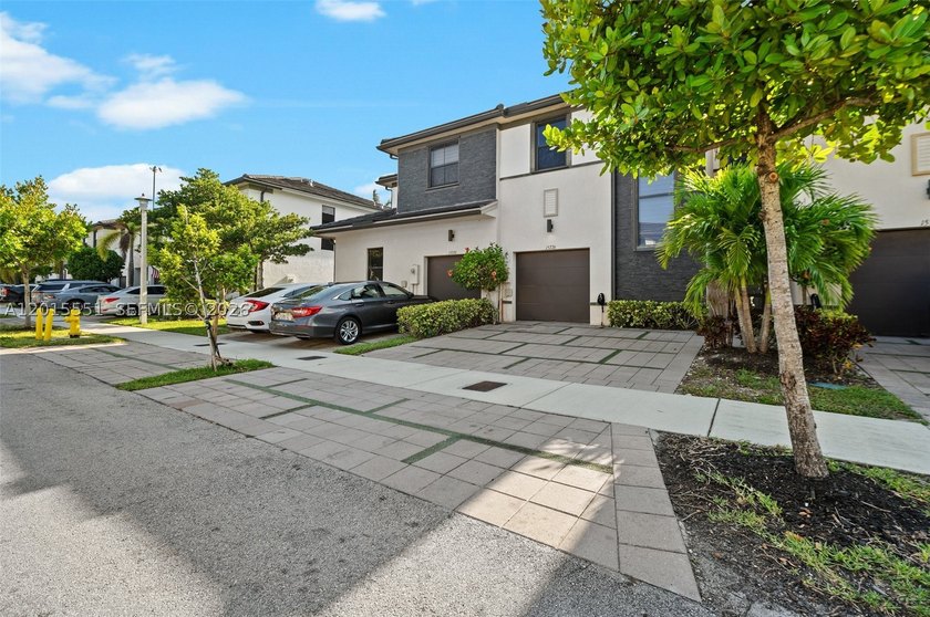Discover this exquisite 3-bedroom, 2.5-bathroom residence - photo 6