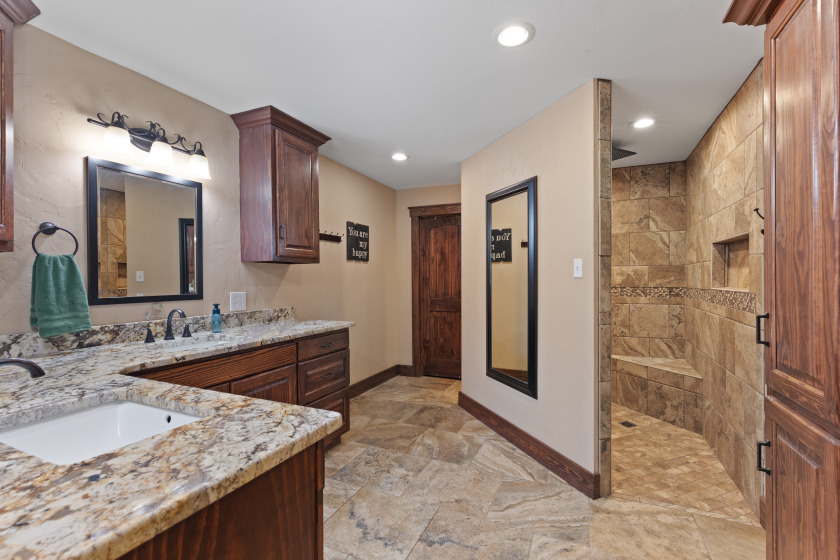 primary bath with walk-in closet - photo 15