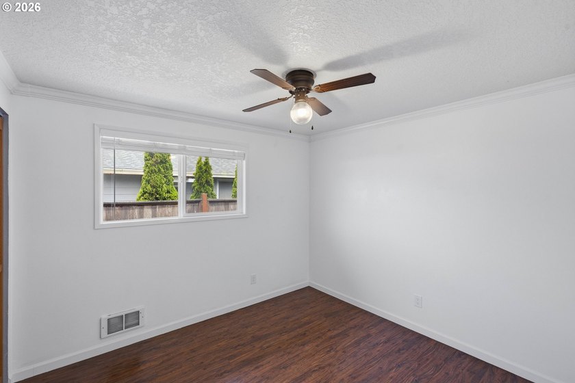 Move-in ready, fully remodeled single-level home in Coos Bay! - photo 15