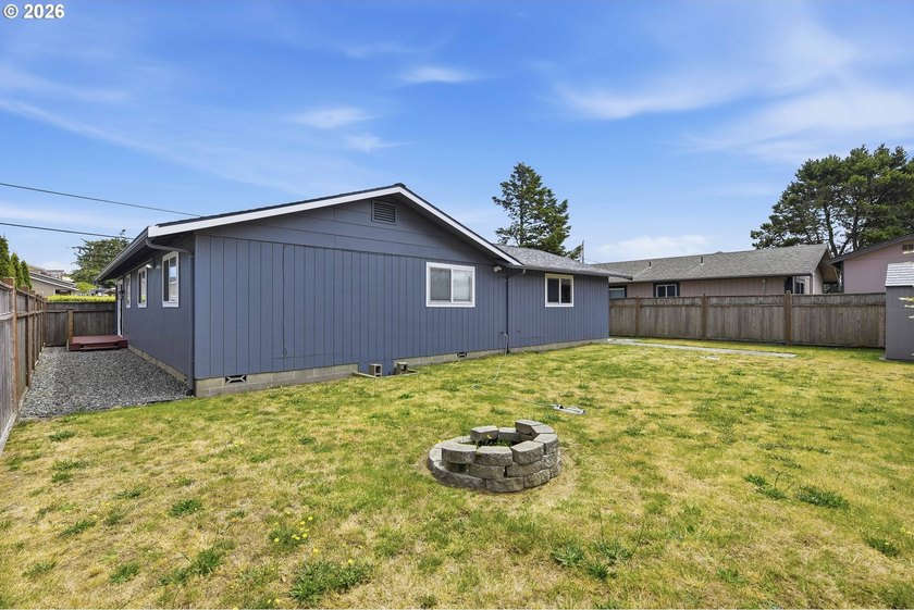 Move-in ready, fully remodeled single-level home in Coos Bay! - photo 23