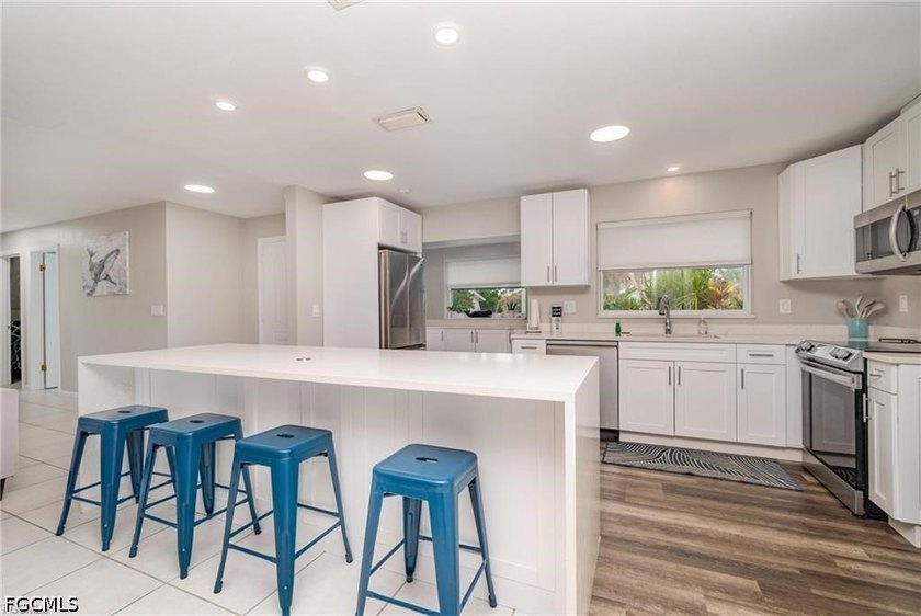 Fantastic Turnkey 3 bedroom 2 bath 1 car garage Sailboat access - photo 4