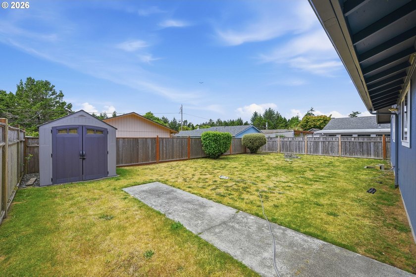 Move-in ready, fully remodeled single-level home in Coos Bay! - photo 24
