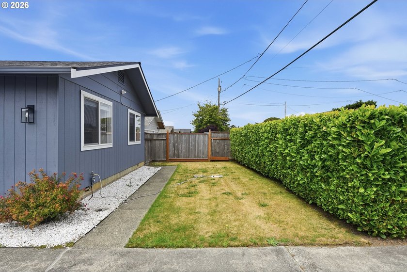 Move-in ready, fully remodeled single-level home in Coos Bay! - photo 26