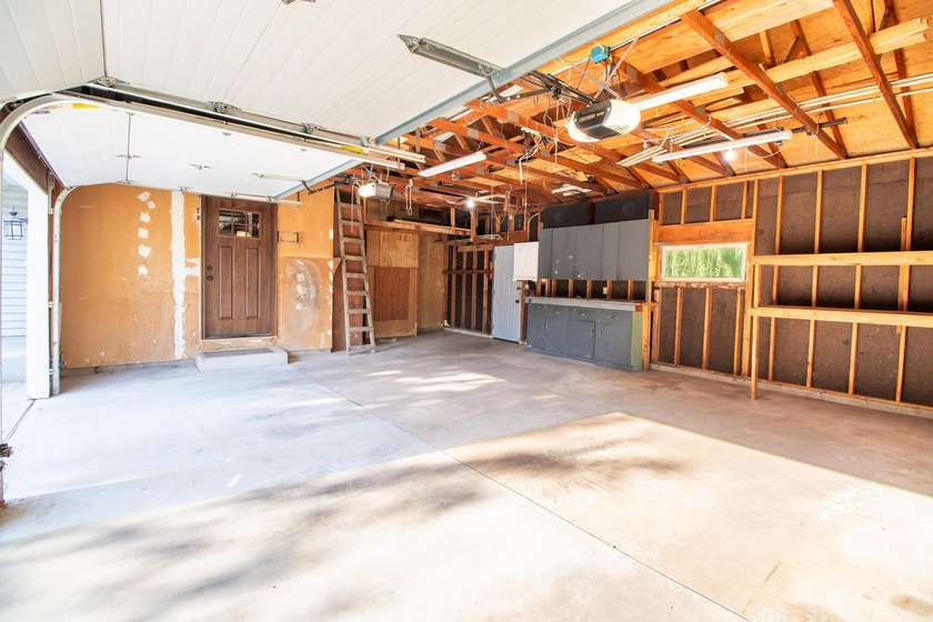 Welcome to this west-facing, move-in-ready split-entry home - photo 29