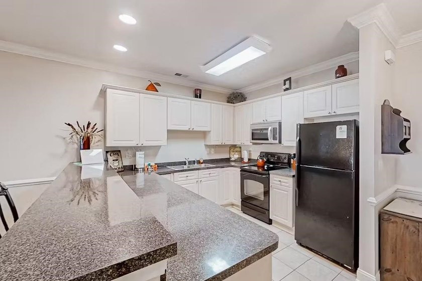 1st floor condo at the super desirable Magnolia Pointe! Located - photo 2