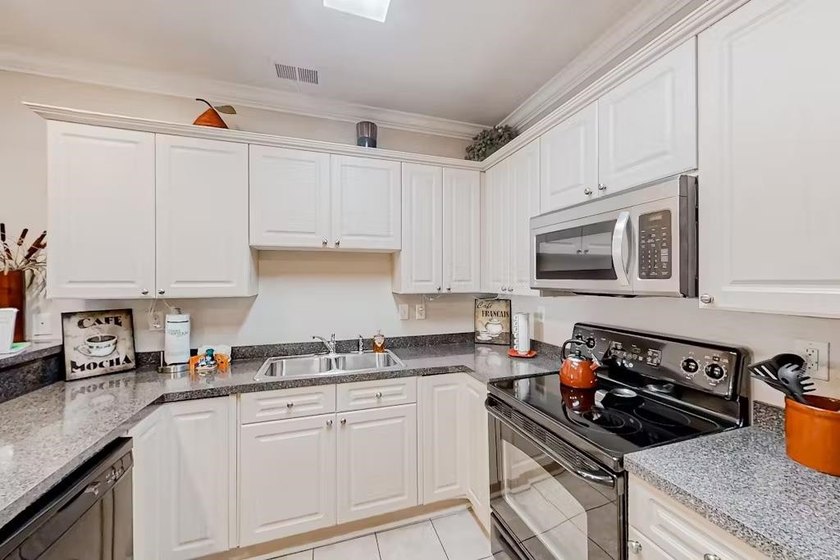 1st floor condo at the super desirable Magnolia Pointe! Located - photo 3