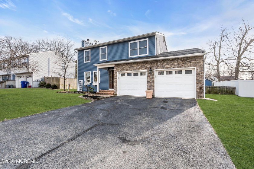 Welcome to 6 Lisa Dr, Brand NEW ROOF! This spacious 5-bedroom, 2 - photo 4