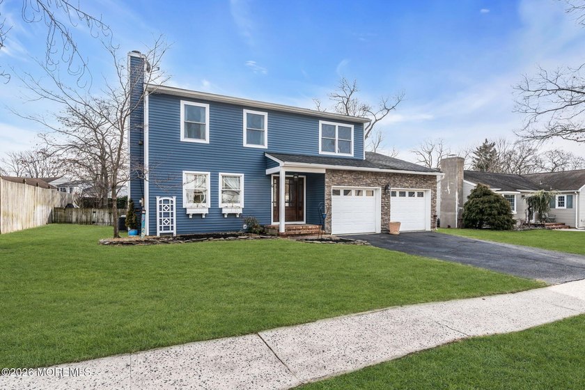 Welcome to 6 Lisa Dr, Brand NEW ROOF! This spacious 5-bedroom, 2 - photo 8