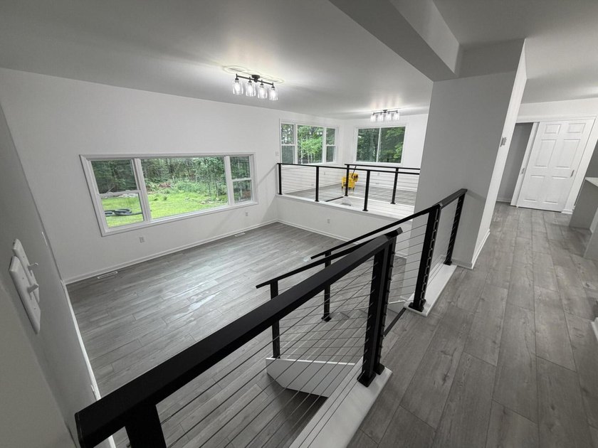 Beautifully renovated 4-bedroom, 2.5-bath home on 1.38 acres - photo 13