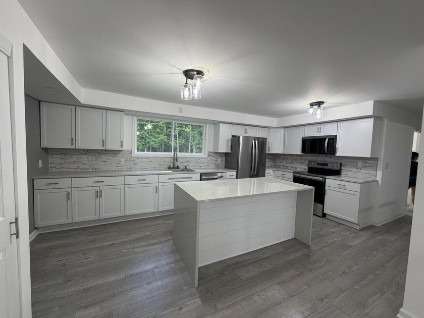 Beautifully renovated 4-bedroom, 2.5-bath home on 1.38 acres - photo 18