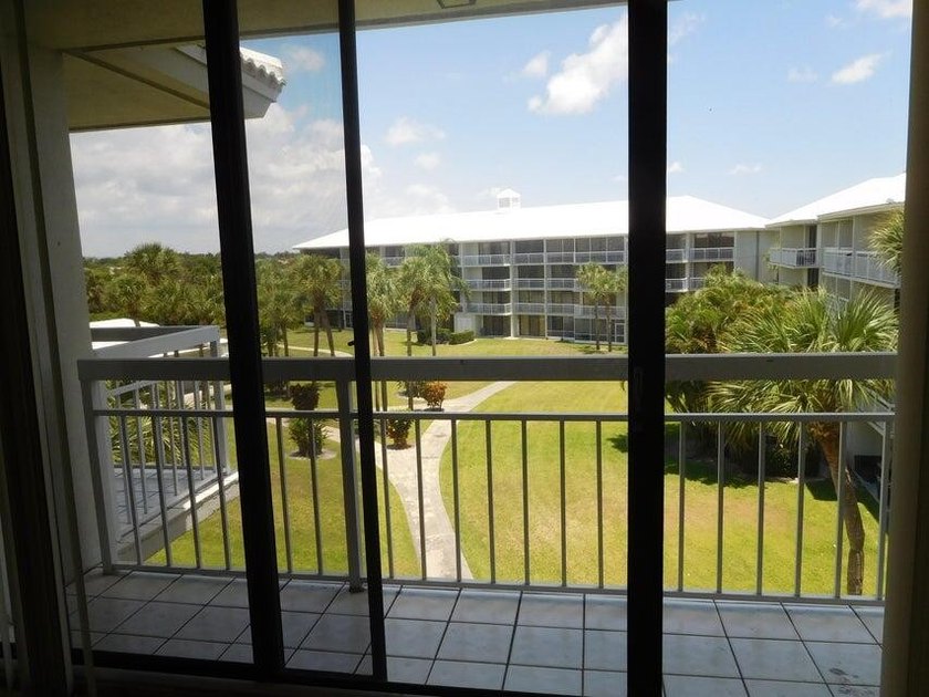4TH FLOOR BRIGHT AND CLEAN END PENTHOUSE UNIT WITH EAT IN - photo 18