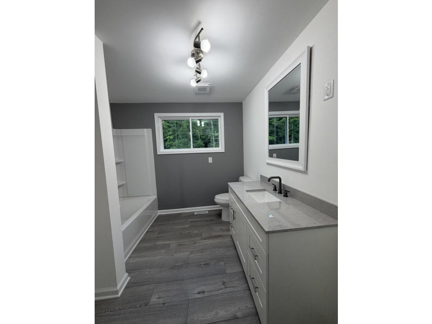 Beautifully renovated 4-bedroom, 2.5-bath home on 1.38 acres - photo 25