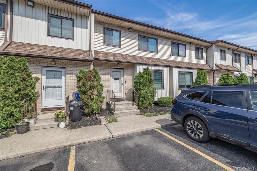 Welcome to the Glen! This two-level townhome boasts 1500+ square - photo 2