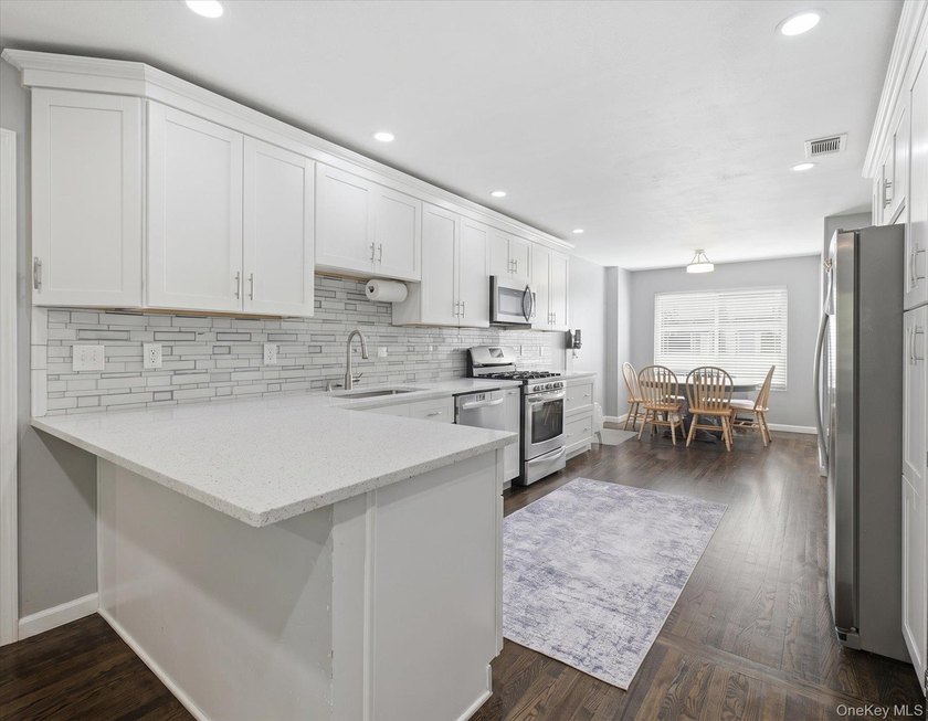 Welcome to the Glen! This two-level townhome boasts 1500+ square - photo 6