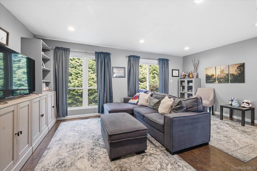 Welcome to the Glen! This two-level townhome boasts 1500+ square - photo 8