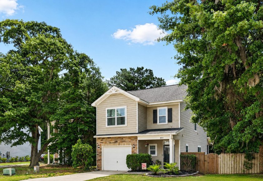 Nestled among mature trees on Johns Island, 1804 Towne Street - photo 2