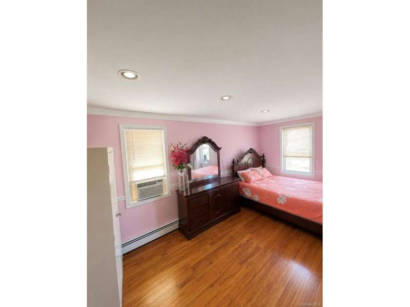 Beautiful Mint Condition Single Family House Located within half - photo 2