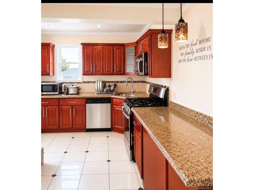 Beautiful Mint Condition Single Family House Located within half - photo 4