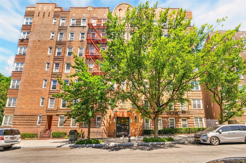 SPONSOR UNIT - NO BOARD APPROVAL - Renovated one-bedroom, one - photo 3