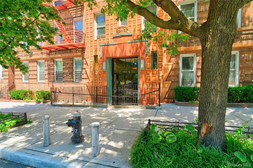 SPONSOR UNIT - NO BOARD APPROVAL - Renovated one-bedroom, one - photo 5