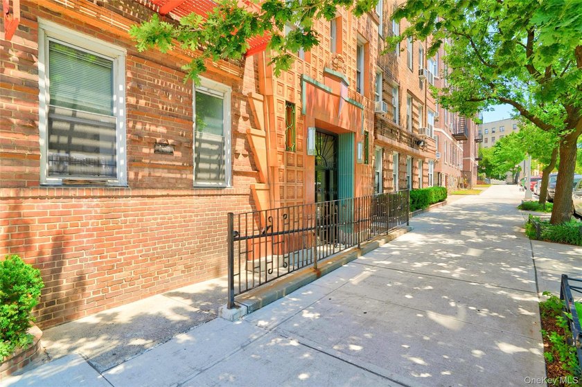 SPONSOR UNIT - NO BOARD APPROVAL - Renovated one-bedroom, one - photo 6