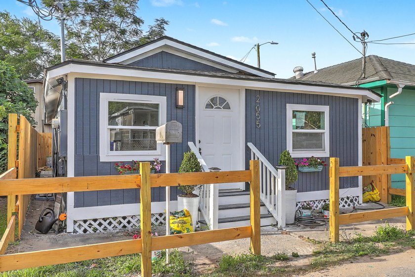 Fully renovated Charleston Cottage. Close to everything in - photo 2