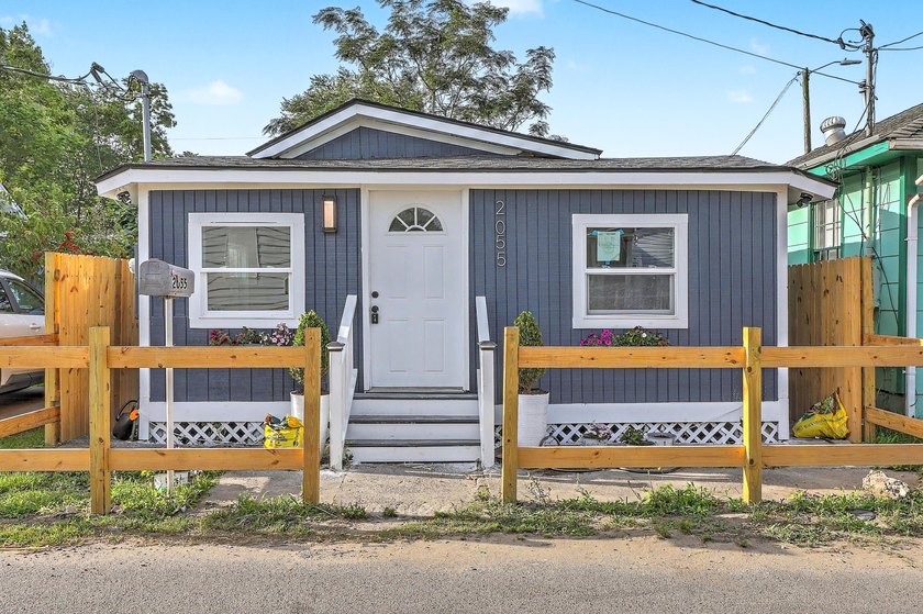 Fully renovated Charleston Cottage. Close to everything in - photo 4