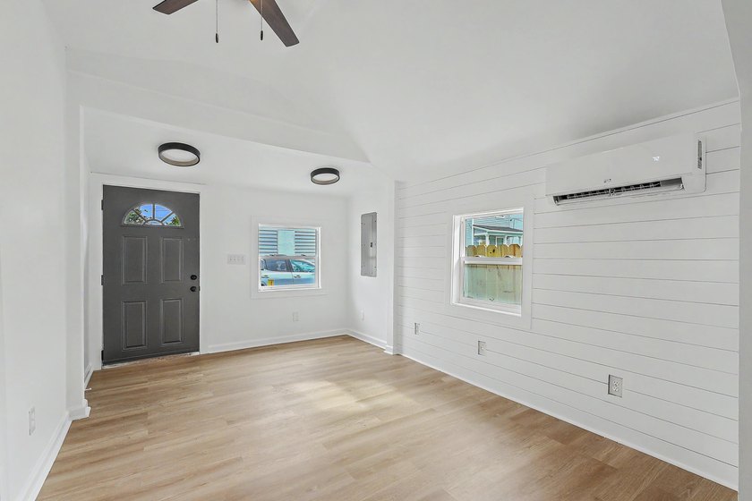 Fully renovated Charleston Cottage. Close to everything in - photo 5