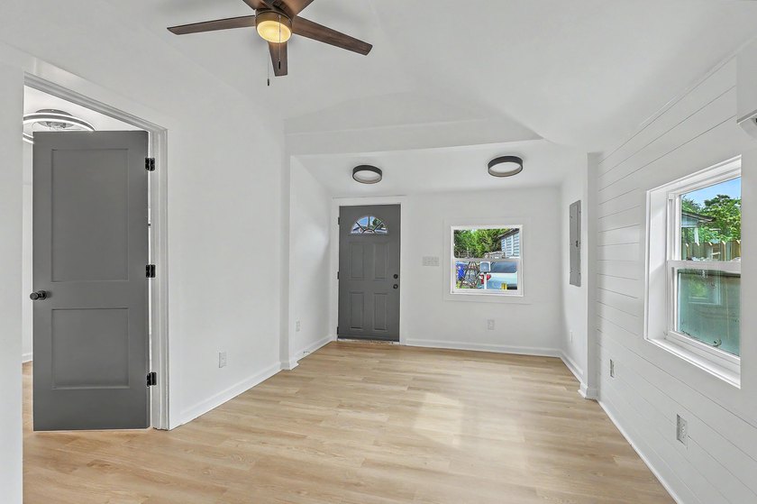 Fully renovated Charleston Cottage. Close to everything in - photo 7