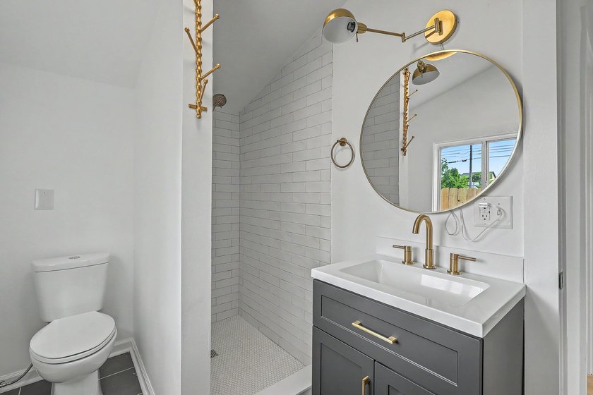Fully renovated Charleston Cottage. Close to everything in - photo 8