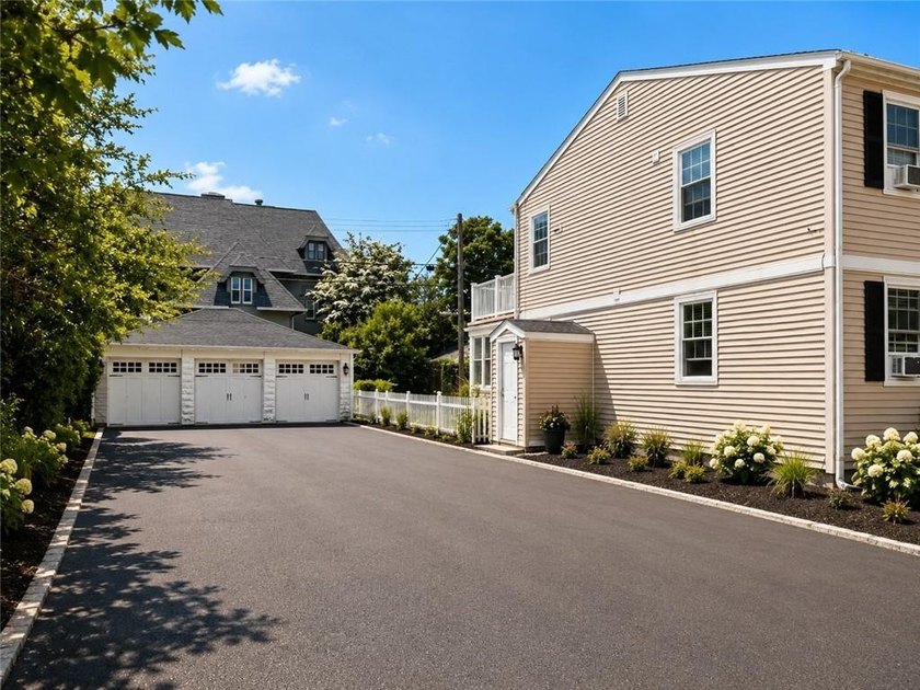 Second-floor 2-bedroom, 1-bath condo located in Newport's - photo 2