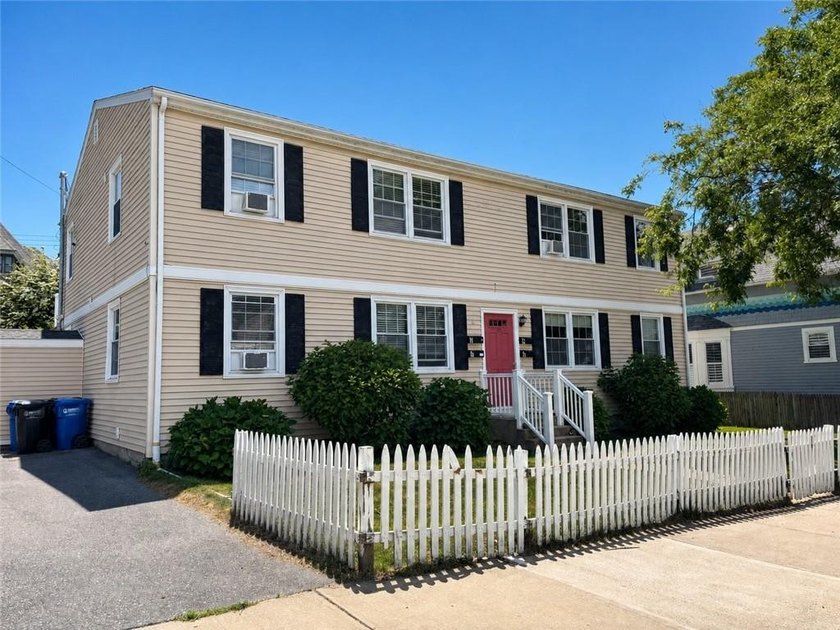 Second-floor 2-bedroom, 1-bath condo located in Newport's - photo 3