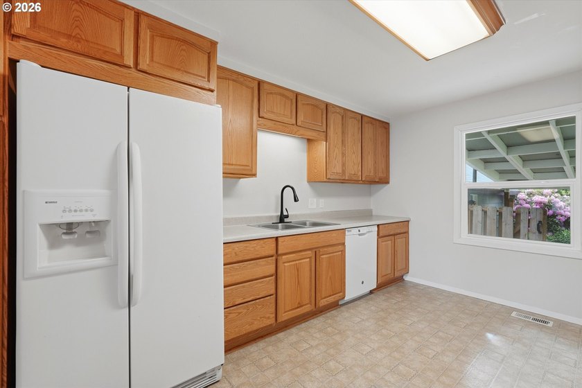 Well maintained 1789 sq ft 3 bed 2 bath mid-century split-level - photo 11