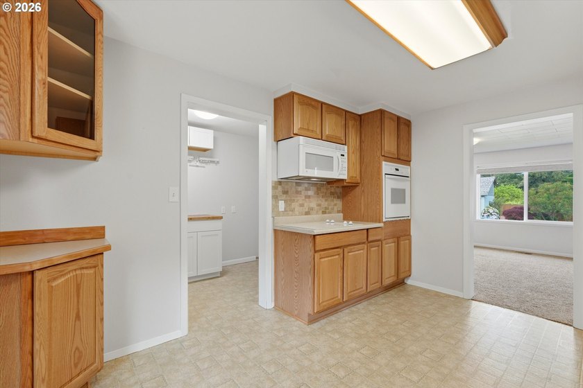 Well maintained 1789 sq ft 3 bed 2 bath mid-century split-level - photo 13