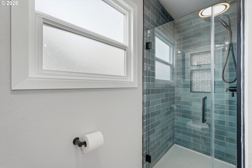 Well maintained 1789 sq ft 3 bed 2 bath mid-century split-level - photo 17