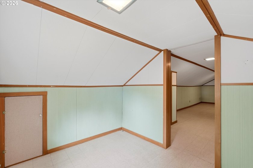 Well maintained 1789 sq ft 3 bed 2 bath mid-century split-level - photo 24