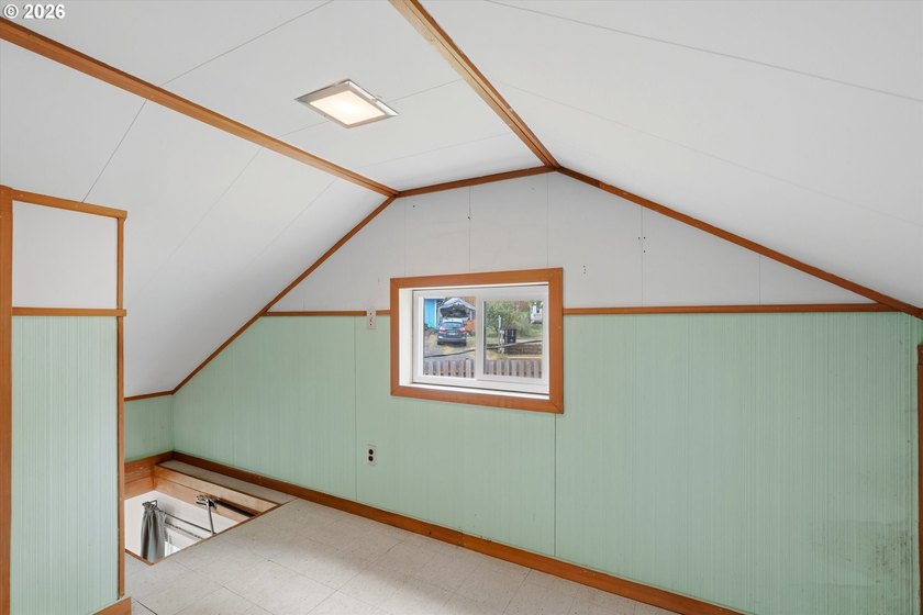 Well maintained 1789 sq ft 3 bed 2 bath mid-century split-level - photo 25