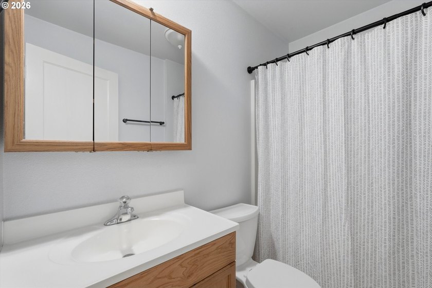 Well maintained 1789 sq ft 3 bed 2 bath mid-century split-level - photo 27