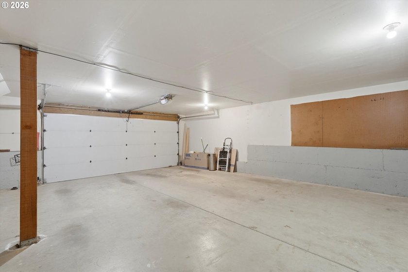 Well maintained 1789 sq ft 3 bed 2 bath mid-century split-level - photo 28