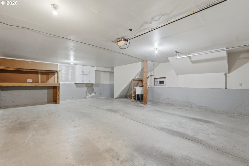 Well maintained 1789 sq ft 3 bed 2 bath mid-century split-level - photo 29