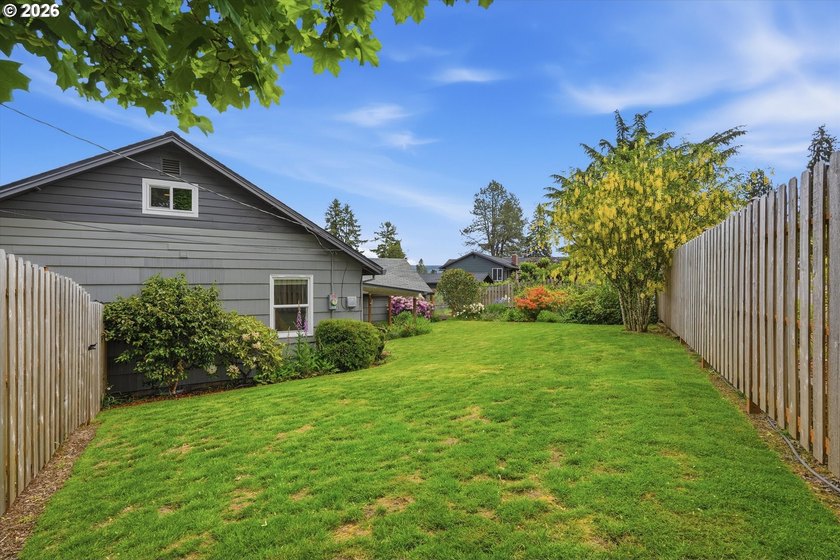 Well maintained 1789 sq ft 3 bed 2 bath mid-century split-level - photo 36